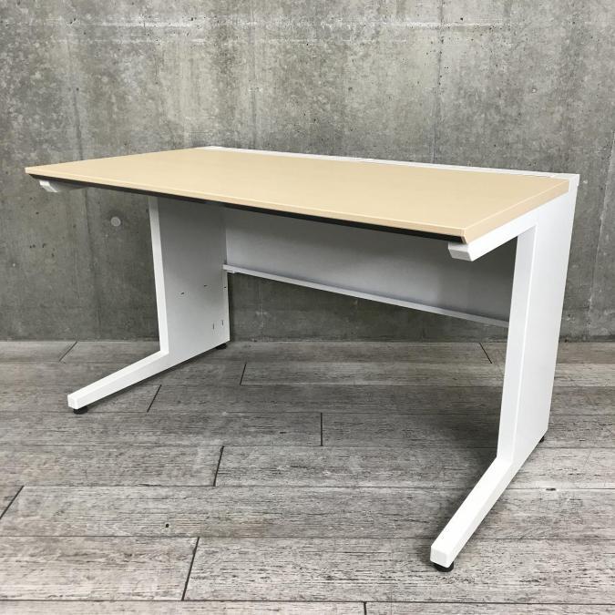 【明るい木目調でクリーンなオフィス！】■コクヨ製　アイエスシリーズ (iS)　平デスク　■W1200×D700mm　引出し無し　■天板：木目ナチュラル　本体ホワイト　■配線ダクト 【弊社使用欄：A00960548】
                        iSシリーズ
                                    中古
            