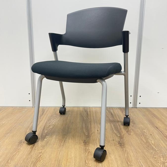 【商品入替のため、2脚限り】コクヨ製　定番プロッティシリーズ　人気のブラックカラー　背面樹脂タイプ　スタッキングチェア！！
                        プロッティチェア
                                    中古
            
