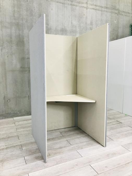 ワーカーの集中力を高める吸音パネル！大人気オカムラ製のコンパクトな集中ワークブースが入荷！】■オカムラ(okamura)製　ドレープシリーズ　トライタイプ　集中ワークブース　(W1000×D1000×H1910)　■グレー　■コンセント２口付　【ABW商材】【関東倉庫在庫品】【弊社使用欄：A00965978】
                        ドレープ
                                    中古
            