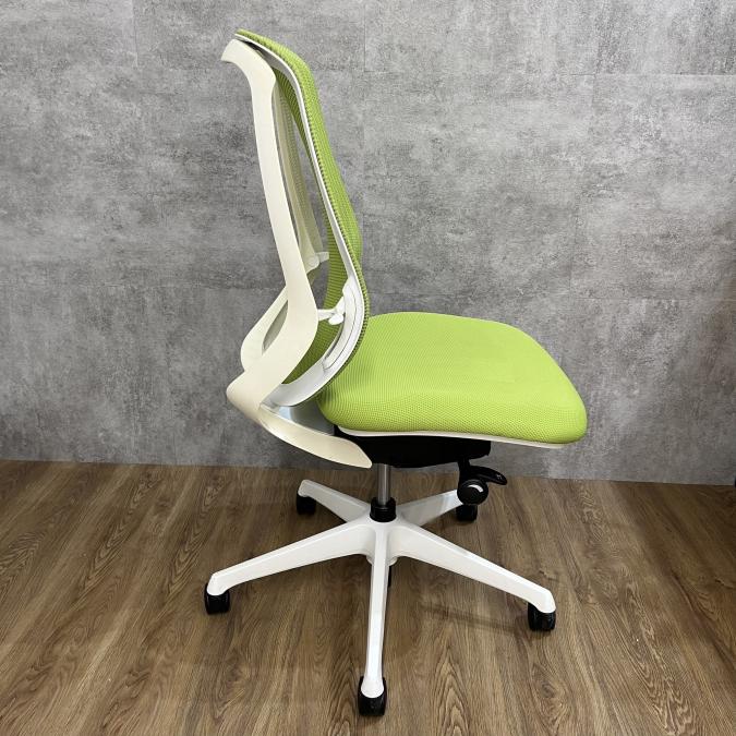 オカムラ　シルフィー　ハイバック　グリーン　ほぼ新品　美品 オカムラ シルフィーチェア ハイバック グリーン | 中古オフィス