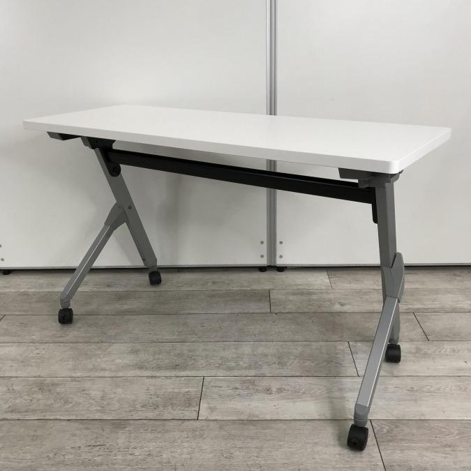 【天板跳ね上げ式でコンパクトに！キャスター付きで移動も楽々！】■オカムラ　フラプター(FLAPTOR)　 サイドスタックテーブル　■幅1200mm　天板ホワイト　幕板なし
                        フラプター
                                    中古
            