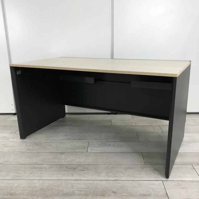 【2台限定】作業用にも上長用にもオススメ！木目を基調としたトレンド感のある平机が入荷！■イトーキ（ITOKI）　インターリンク　平机　■引き出し無　配線ダクト付き　■W1400×D730×H720㎜　■ブラック　天板：ナチュラル　オフィスバスターズ　梅田本店
                        インターリンク
                                    中古
            