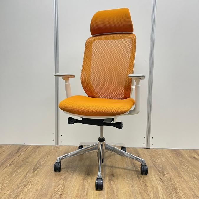 オカムラ製　シルフィーシリーズ　オレンジカラー　ホワイトフレーム　ヘッドレスト　アジャストアーム※可動肘　ポリッシュ脚　肘付きハイバックチェア！！
                        シルフィーメッシュ
                                    中古
            