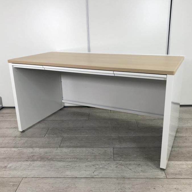 【在庫入替セール品！】【定価約12万円！引き出し付！トレンドのナチュラル天板と清潔感のあるホワイト脚！】■オカムラ（okamura）製　アドバンス　平机(W1400×D700×H720)　■木目ナチュラル（ネオホワイトボディ）　■引き出し付　■パネル脚　■配線受け付
                        アドバンス
                                    中古
            