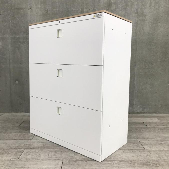 【オフィスの書類をスッキリ整理！取っ手がどの方向からでも開くマルチハンドル！】■オカムラ（okamura）製　レクトライン　3段ラテラル　ローキャビネット(W900×D450×H1115)　　■ホワイト　■シリンダー錠　■ナチュラル天板付
                        レクトライン
                                    中古
            