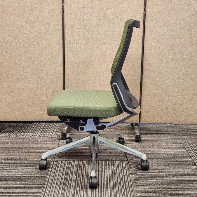 【中古】コーラルメッシュ オカムラ/okamura 肘無ハイバックチェア 472114 - 中古オフィス家具ならオフィスバスターズ