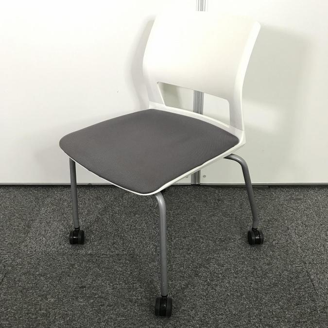 【重ねて収納スタッキングチェア！】【スタイリッシュなデザイン！スムーズな移動が可能なキャスター付！センスの良さを感じるグレーカラー！】■コクヨ(KOKUYO)製　160シリーズ　スタッキングチェア　■座面グレー×背面ホワイト　■キャスター付
                        160シリーズ
                                    中古
            