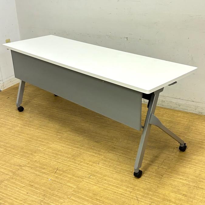 オカムラ　フラプター　サイドスタックテーブル　W1800/D600の2～3名使用想定　天板ホワイト　幕板付き・棚付き
                        フラプター
                                    中古
            