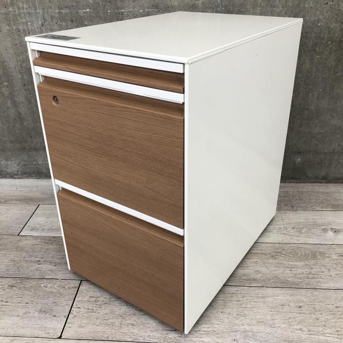 【在庫入替セール】【超レアな表面木目柄のおしゃれなワゴンが入荷！】■オカムラ（okamura）プロステージクレストシリーズ　３段ワゴン　■色：本体/ホワイト　正面/ナチュラル　■シリンダー錠【まとめて揃います！】
                        プロステージ　クレスト
                                    中古
            