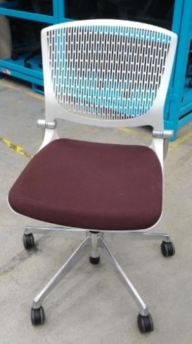 ミーティングチェアで1番のおすすめです！しなやかにワーカーを受け止めるスリット構造のベンディングシェルを採用した、軽やかで洗練されたデザインのミーティングチェア‼
                        グラータチェア
                                    中古
            