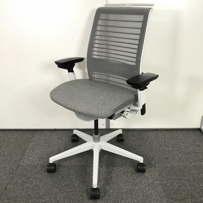 【ワイヤーが体にフィットするアメリカ発の大人気商品！メッシュ背面＋ハイバックタイプで快適にデスクワーク！】 ■Steelcase（スチールケース）シンクチェア　肘付ハイバックチェア　■グレー　■可動肘【弊社使用欄：A00968667】
                        シンクチェア（2015年以降モデル）
                                    中古
            