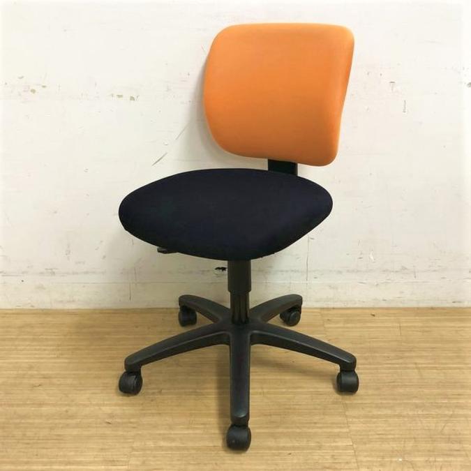 コクヨ　イーザ　背：オレンジ×座：ブラック　コンパクトフォルムにビビッドなカラー　女性の多いオフィスにおすすめ
                        イーザチェア
                                    中古
            