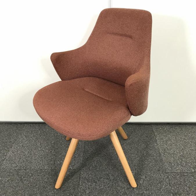 オカムラ　ライブスワークチェア　ローバック　木脚　カラー：ツイル(単色)テラコッタ　やわらかく、からだを包み込むフィルム。カジュアル・機能的
                        ライブス
                                    中古
            