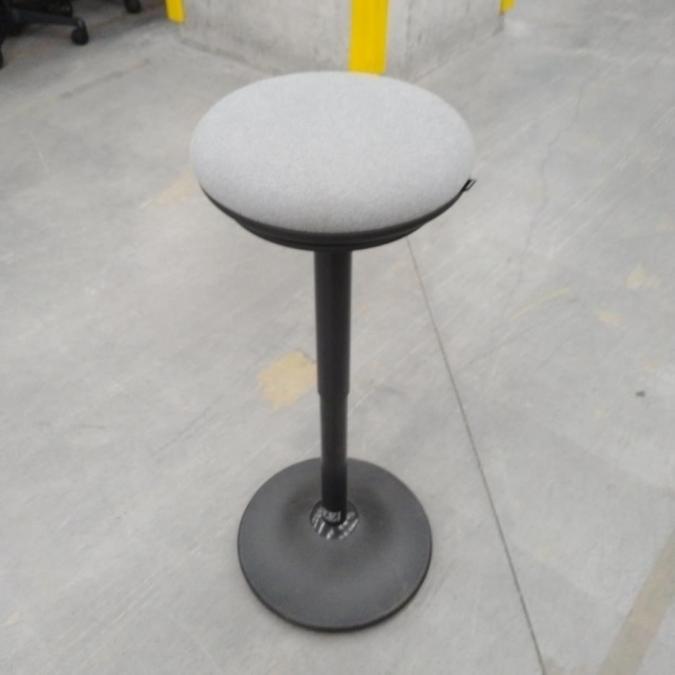 【南】【シンプルなスツール！】メーカー品　オカムラ　Okamura　ピルエット　格安　高品質　チェア　オフィスチェア　ワークチェア　スツール　グレー　丸椅子　椅子　事務椅子　姿勢　福岡　佐賀　長崎　大分　熊本　宮崎　鹿児島　沖縄　九州
                        ピルエット
                                    中古
            