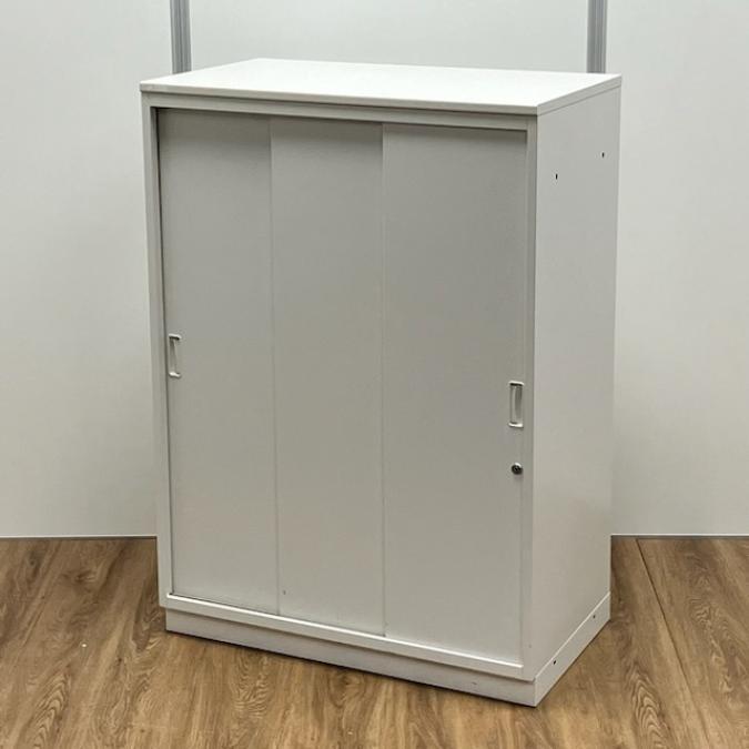 イトーキ製　シンラインシリーズ　ホワイトカラー　ホワイト天板付き　W800コンパクト　3枚引き違い書庫！！
                        シンライン
                                    中古
            