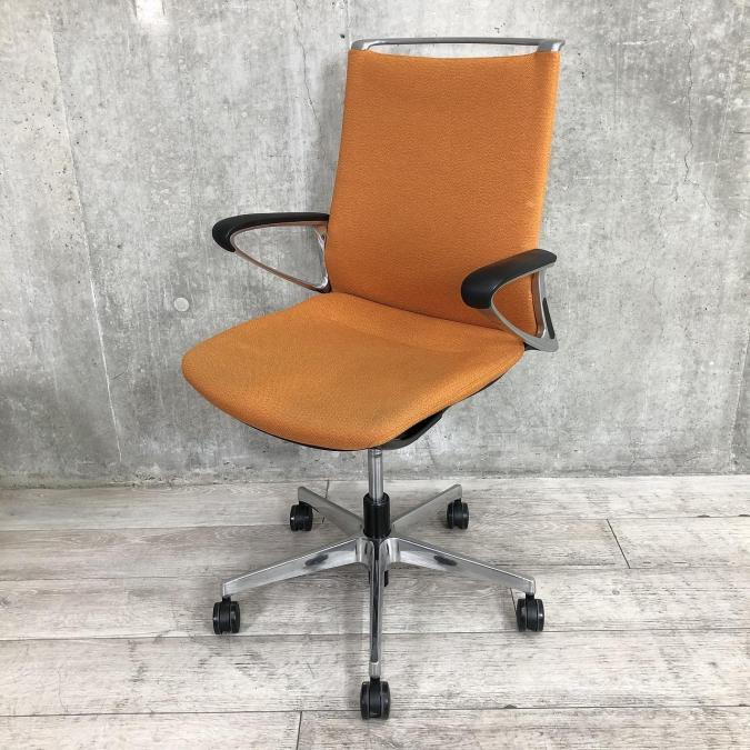 【在庫入替セール品】機能とデザインが融合。インナーメッシュ構造による優しく包み込む座り心地を】■オカムラ（okamura）　モードチェア　クロス　【ミドルバックタイプ　デザインアーム　■オレンジ【人の集まる空間に！明るいオレンジでモチベーションアップ！】
                        モード
                                    中古
            