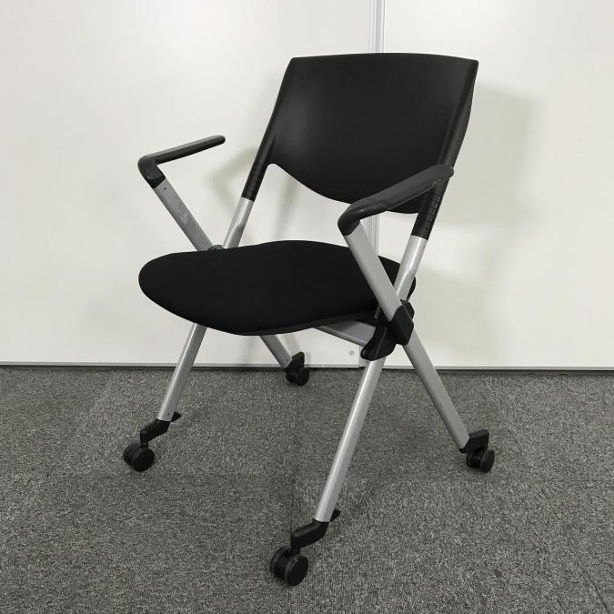 肘付のネスティングチェアが入荷！会議室におすすめ！
■オカムラ/リータ2(LITA2)/ブラック
                        リータⅡ
                                    中古
            