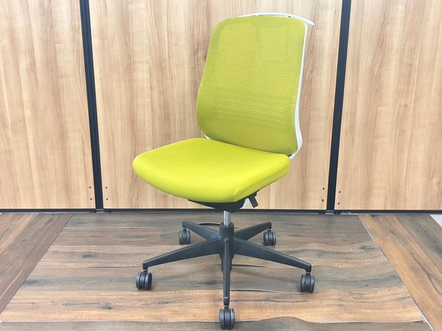 【在庫入替えセール！】【デザイン性の高いコンパクトなメッシュチェア！】【リフレッシュスペースにもピッタリ】■コクヨ（KOKUYO）シロッコチェア　■ハイバック　肘無し　コートハンガーつき　■ライトオリーブ
                        シロッコ
                                    中古
            