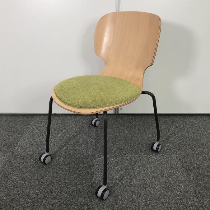 【カフェ調オフィス・リフレッシュスペースにおすすめ！重ねて収納可能！】■ クレス製 (CRES)　HABES (ハベス) 　ACタイプ　スタッキングチェア　■キャスターつき　木製シェル　クッション付き　■グリーン   弊社OBIS　A00964614
                        その他シリーズ
                                    中古
            