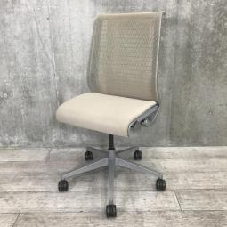 【ワイヤーが体にフィットするアメリカ発の大人気商品！】 ■Steelcase（スチールケース）シンクチェア　ハイバック　肘無し　■ココナッツ　シルバーフレーム　在庫入替