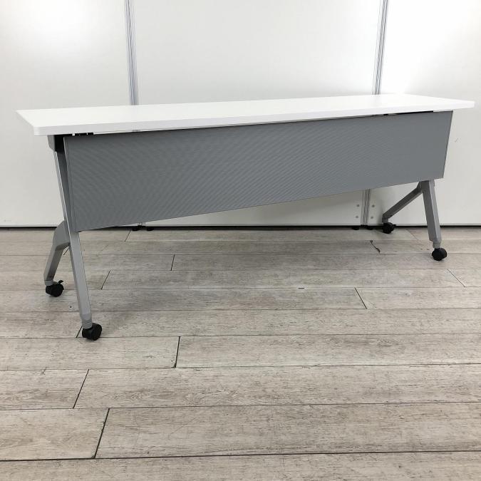 【ロット入荷】※11台以上のロットををお探しの場合はご相談ください【スムーズに移動できるキャスター付！】■オカムラ製　サイドスタックテーブル　W1800×D450×H720mm　幕板パネル付　ホワイト天板/シルバー脚
                        フラプター
                                    中古
            