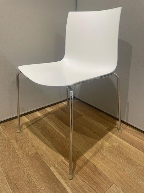 【西】【24⑫】【商品入替対象】【西店撮影商品】【4脚入荷！】【独特の色味が人気のチェア！！】Arper　アルペール　カティファ　ブルー　ホワイト　スタッキングチェア【福岡オフィス家具】【福岡中古家具】【中古事務什器】【中古チェア】【中古椅子】
                        カティファ46
                                    中古
            