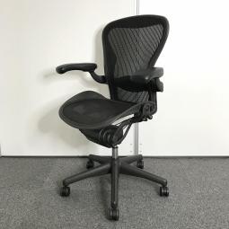 【オフィスチェアの最高峰！圧倒的人気、知名度を誇るオフィスチェア】■ハーマンミラー（Herman Miller）　アーロンチェア　フル装備　Bタイプ　■ブラック　■背面・座面メッシュ　■可動肘　 ■ランバー付