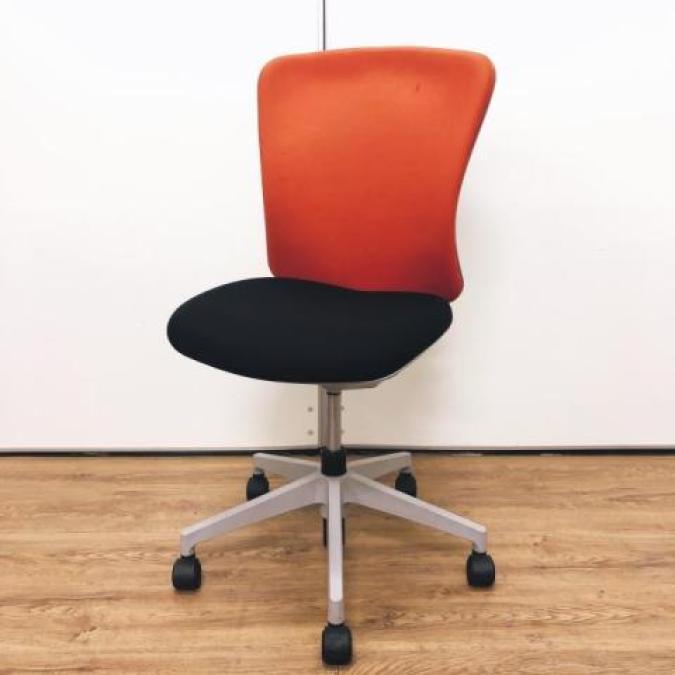 9/5入荷！セルフアジャストメント機構採用であらゆるワークシーンにフィット！スタンダードなデザインで座りやすい！
■イナバ/バルチェチェア（Valche）/背面オレンジ×座面ブラック
                        Valche
                                    中古
            