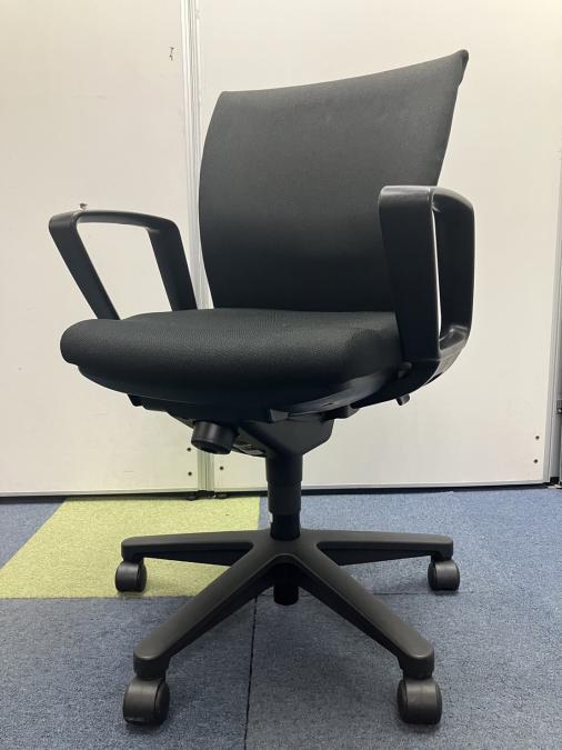 【在庫入れ替え】【お安いチェア！】■コクヨ　トレンザチェア　ブラック　固定肘　Y字型　ローバック
                        トレンザチェア
                                    中古
            