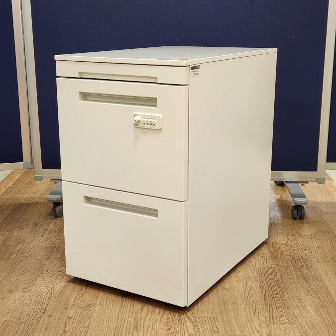 【西】【24⑫】【商品入替対象】【福岡西店撮影】【数少ないダイヤル錠】【定価約7万円】【ダイヤル式ホワイトカラー３段ワゴンの入荷です】■イトーキ製　CZR　３段ワゴン　脇机　オフィス【福岡オフィス家具】【福岡中古家具】【中古事務什器】【中古チェア】【中古椅子】
                        CZR
                                    中古
            