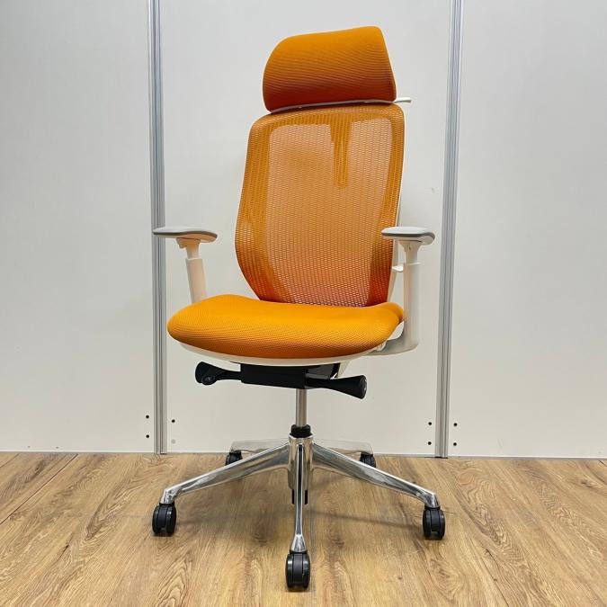 オカムラ製　シルフィーシリーズ　オレンジカラー　ホワイトフレーム　ヘッドレスト　アジャストアーム※可動肘　ポリッシュ脚　コートハンガー付き　肘付きハイバックチェア！！
                        シルフィーメッシュ
                                    中古
            