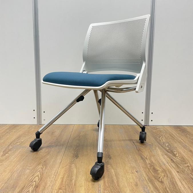 【商品入替のため、残り3脚限り】【注意※ゴムキャスター】オカムラ製　クリールシリーズ　プラムカラー　 会議用チェア　折り畳みチェア　折りたたんで省スペース！　ミーティングチェア　ネスティングチェア！！
                        クリール
                                    中古
            