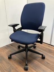 【座り心地の頂点に君臨する最高級チェア！】■スチールケース (Steelcase)　リープV2 (Leap-v2)　ハイバック肘付き　■可動肘 ■ブルー【在宅ワークにオススメ】【9/12入荷】