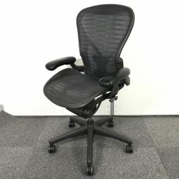 【頂きに君臨し続けるチェアの中のチェア！椅子の王様といえばこれ！】■ハーマンミラー（Herman Miller）　アーロンチェア　ハイバック肘付き　■Bタイプ　■フル装備　ポスチャーフィット　可動肘　■タキシードメッシュ　背面・座面メッシュ　　■ブラック