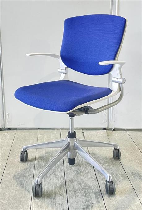 【在庫入替セール】【６脚そろいます！】オカムラ製 グラータシリーズ■肘付き ワンランク上のミーティングチェア■ホワイト・ブルー
                        グラータチェア
                                    中古
            