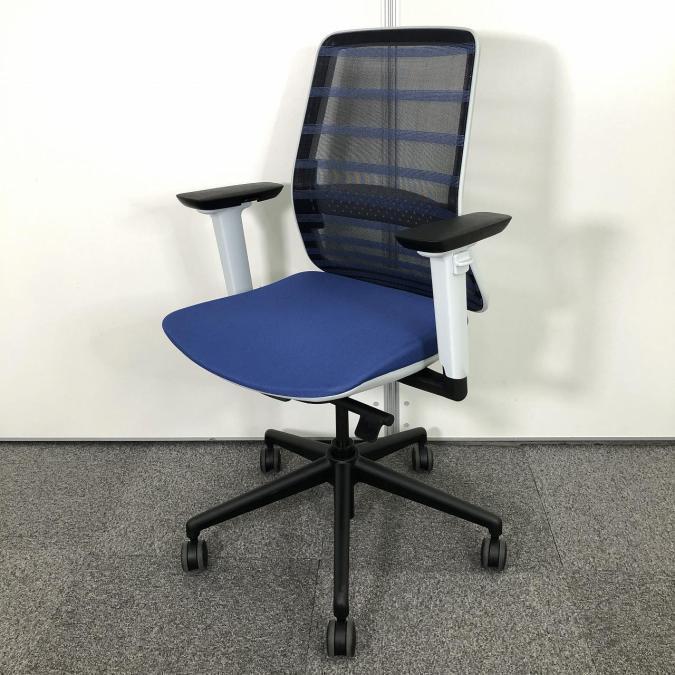 【6脚限定】【珍しいチェアの入荷です！！】【オフィスの会議室や応接用に如何でしょうか！】■KOPlus製　欧州メーカー品　トニック　ハイバック　可動肘　■背面メッシュ　■ランバーサポート付　■ブルー
                        その他シリーズ
                                    中古
            
