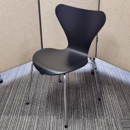 【福岡西店撮影】Fritz Hansen/フリッツハンセン　セブンチェア　ラッカーブラック　北欧　ヤコブセン　スタッキングチェア　【天神ビッグバン】【天神BBB】【博多コネクティッド】【博多コネクティッドボーナス】