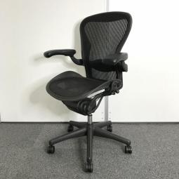 【圧倒的人気・知名度を誇るワーキングチェアの最高峰！】■ハーマンミラー（Herman Miller）　アーロンチェア　Bサイズ　可動肘【在庫入替セール品！（本在庫限定価格）】★A00961540