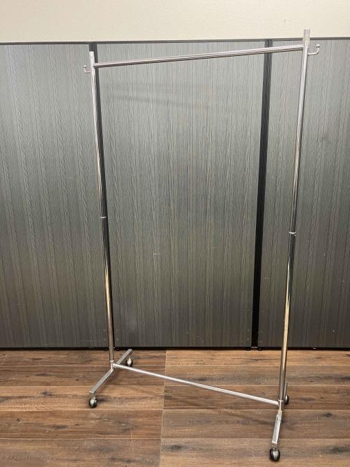 【冬場のオフィスの必需品！！】コートハンガー　シルバー
                        その他シリーズ
                                    中古
            