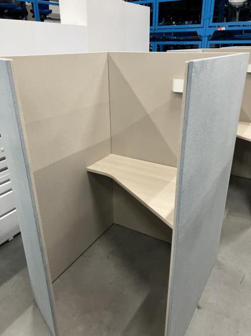 【在庫入替セール品】【超レア！限定1台】【2020年製の美品！】【1人で集中しって仕事したい方】大事なオンライン会議や休憩スペースにも！　オカムラ　ドレープ　1人用集中ワークブース　ブルーカラー　【中古】【オフィス家具】オフィスバスターズ心斎橋店
                        その他シリーズ
                                    中古
            