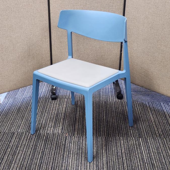 【福岡西店撮影】【収納しやすい】イトーキ製　スタッキングチェア　OAチェア　鮮やかなブルーでオフィスの差し色に【天神ビッグバン】【天神BBB】【博多コネクティッド】【博多コネクティッドボーナス】
                        その他シリーズ
                                    中古
            