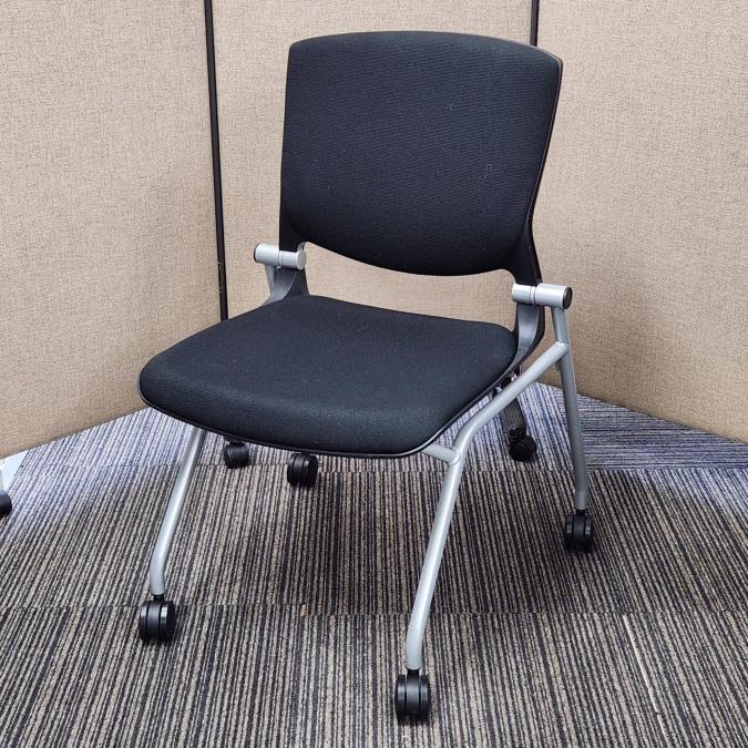 【福岡西店撮影】【ブラックカラー！】座り心地最高のミーティングチェア入荷！座面がたためるネスティング仕様！　ちょっとした場所で使える！　ミーテイングチェア　レイアウト変更　会議チェア　【天神ビッグバン】【天神BBB】【博多コネクティッド】【博多コネクティッドボーナス】
                        グラータチェア
                                    中古
            