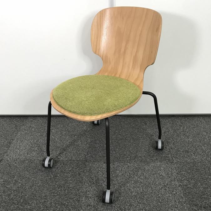 【カフェ調オフィス・リフレッシュスペースにおすすめ！重ねて収納可能！】■ クレス製 (CRES)　HABES (ハベス) 　ACタイプ　スタッキングチェア　■グリーン座面×ナチュラル背面×ブラック脚　■キャスター付　■木製シェル　■クッション付
                        その他シリーズ
                                    中古
            