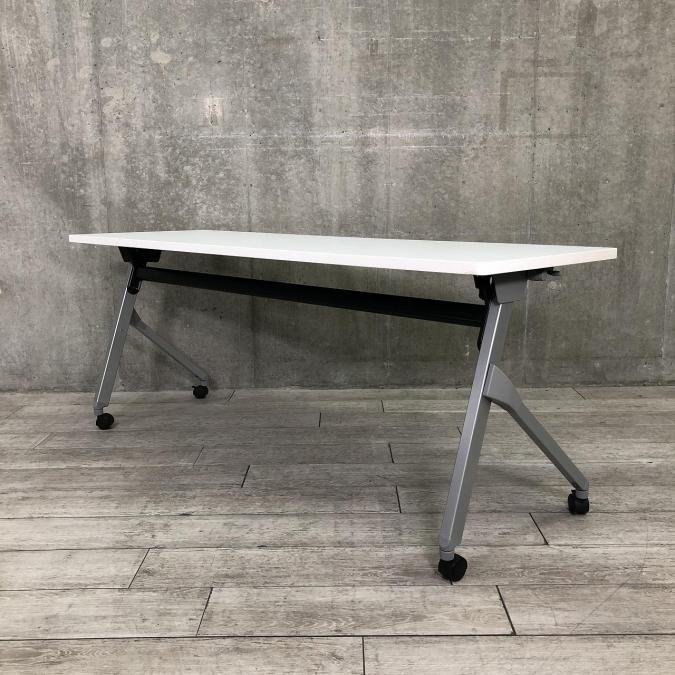 オカムラ　フラプター　サイドスタックテーブル　W1800/D600の2～3名使用想定　天板ホワイト　幕板無し・棚無し
                        フラプター
                                    中古
            