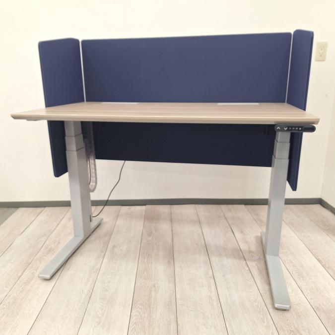 【最大H650～H1250㎜までボタンひとつで自由に高さ調整！】【立ち姿勢を取り入れた新しいワークスタイルへ！心も体も健康に配慮！】■オカムラ製（okamura）　スイフト（Swift）シリーズ　上下昇降テーブル　■パーテーション付　■インジケーター付　■配線二口
                        Swift
                                    中古
            
