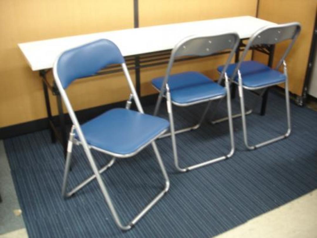 【新品もあります!!】定価の60％ＯＦＦ！折りたたみテーブル＆チェア３脚セット【セット商品】
                                    新品
            