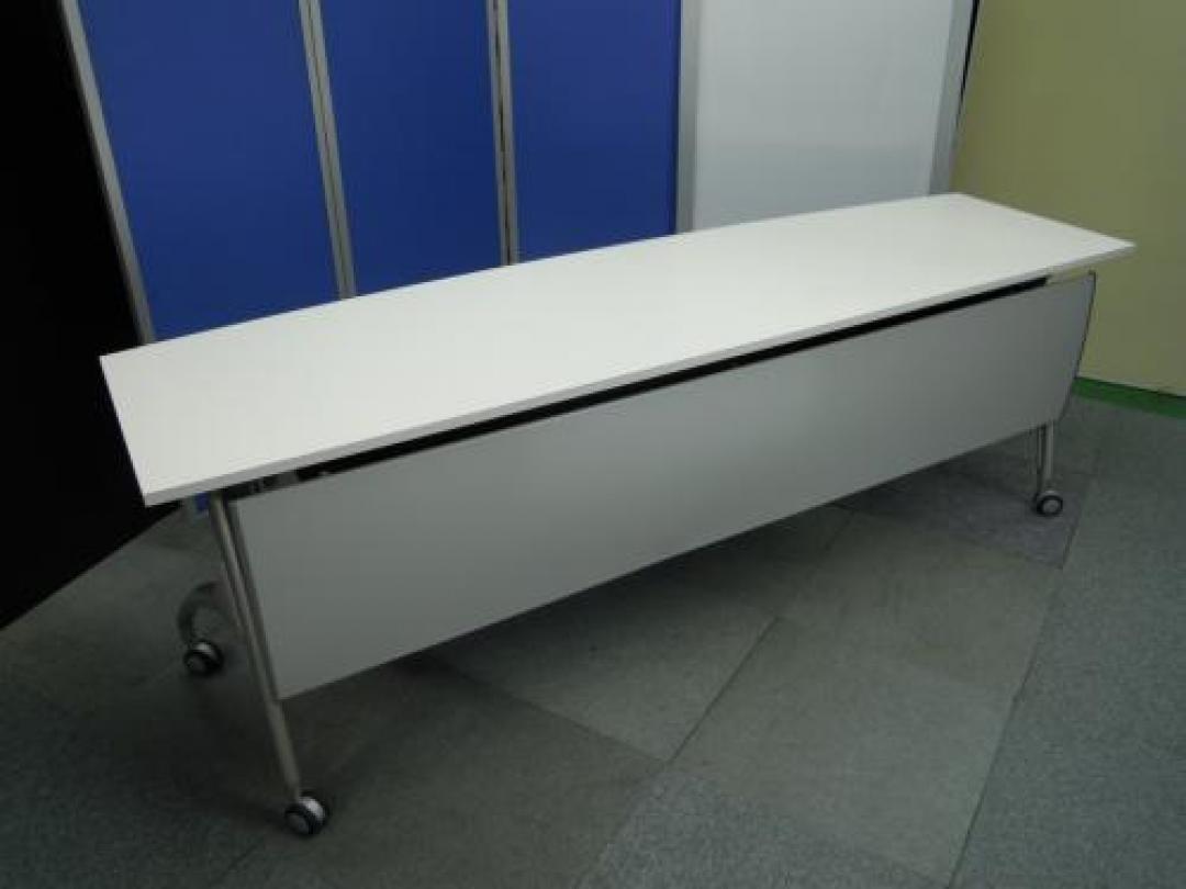 高級会議用テーブルが今なら定価の86％OFF　　【定価13万円】幅2100タイプ　天版ホワイト・スタイリッシュなデザイン　【イトーキ製・リリッシュシリーズ】　１台に３名座れます。
                                    中古
            