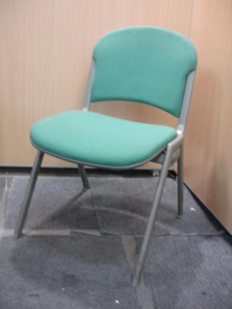 グリーンなスタッキングチェア！！　重ねられて便利！！ちょっとした時に……【会議チェア】
                                    中古
            
