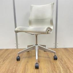 【商品入替のため、残り4脚限り】【デザイン性抜群】HermanMiller（ハーマンミラー）製　セトゥーチェア　ホワイト　ミーティングチェア！！