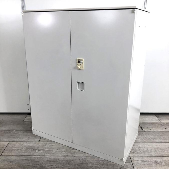 【入替特価】【ダイヤル錠タイプ】【オフィスの書類をスッキリ整理！】【取っ手がどの方向からでも開くマルチハンドルが人気の書庫シリーズ！】■オカムラ（okamura）製　レクトライン　両開き書庫　■ホワイト　■天板・ベースつき【G2】
                        レクトライン
                                    中古
            